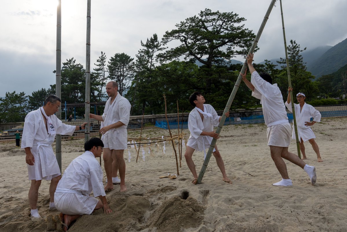 hkisyuu's tweet photo. 6/30　尾鷲市三木里　御富士祭（おやままつり）。
浜に竹を立てるところと夕垢離。 https://t.co/kaG0lNuXxj