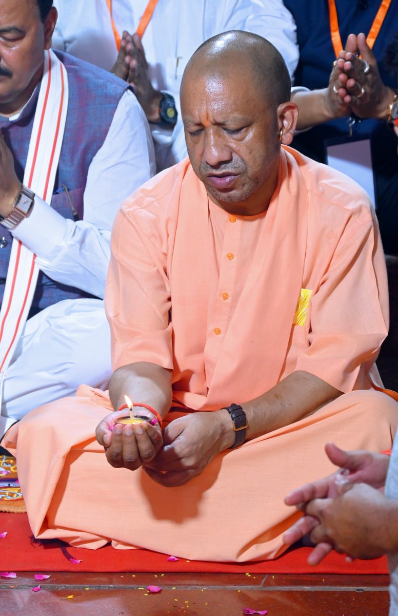 CMOfficeUP's tweet photo. नमो हनुमते तुभ्यं नमो मारुतसूनवे।
नमः श्रीरामभक्ताय श्यामास्याय च ते नमः॥

मुख्यमंत्री @myogiadityanath जी ने आज जनपद प्रयागराज में त्रिवेणी संगम तट स्थित श्री बड़े हनुमान जी मंदिर में दर्शन-पूजन कर प्रदेशवासियों के सुख, समृद्धि एवं कल्याण की कामना की। https://t.co/x4cSElfQf3