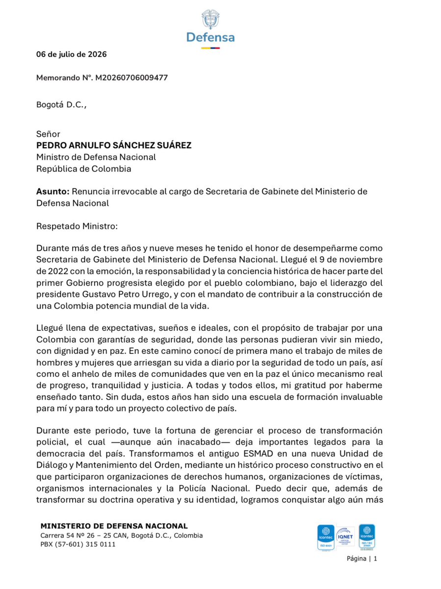 alexandraG_Z's tweet photo. Hoy presento mi renuncia irrevocable como Secretaria de Gabinete del @mindefensa, después de casi cuatro años de servicio al país.

Llegué el 9 de noviembre de 2022 gracias al mandato popular que eligió al presidente @petrogustavo y abrió el camino del primer Gobierno progresista de Colombia. Llegué con sueños, ideales y la convicción de trabajar por una seguridad para la vida, la dignidad y la paz.

Me voy con gratitud y orgullo por lo construido:

Transformamos el antiguo ESMAD en la Unidad de Diálogo y Mantenimiento del Orden, con una nueva doctrina, una nueva identidad y 33 actos administrativos expedidos.

Construimos una arquitectura institucional para proteger a firmantes de paz, líderes y lideresas sociales, y contribuimos a reducir en un 30% las afectaciones contra quienes dejaron las armas en 2016.

Avanzamos con la JEP en las condiciones de seguridad para las sanciones propias y cumplimos el 60% de las recomendaciones priorizadas de la Comisión de la Verdad.

Por primera vez, los militares y policías desaparecidos en el conflicto armado tuvieron un lugar en la institucionalidad: 542 uniformados desaparecidos hoy hacen parte de los planes de búsqueda de la UBPD.

Impulsamos 22 proyectos legislativos y logramos aprobar nueve, entre ellos la Ley 2384 de 2024, que dignificó el servicio militar al elevar la bonificación a un salario mínimo, que hoy es un salario vital. 

Gracias, ministro @PedroSanchezCol, por su liderazgo sereno, su escucha, su guía y su respaldo en los momentos difíciles.

Gracias, dr. @Ivan_Velasquez, por haber confiado este cargo a una defensora de derechos humanos formada en la educación pública. Por su sabiduría y compromiso ético con el país. 

Y gracias, presidente Gustavo Petro, por abrir este tiempo histórico en el que demostramos que la seguridad se debe construir desde la democracia, los derechos humanos, y buscando siempre proteger la vida.