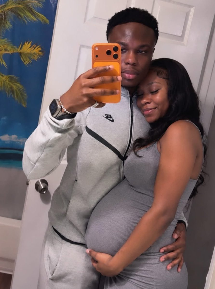 mamiikeeyy's tweet photo. Whoever this is, he lying to you LMAO. We are still together. I do not have a man, and we sleep together EVERY night in the same bed. I’m pregnant by him again getting ready to have his 2nd child. He can’t come and see you because he been busy working and making sure all these bills paid and making sure his kids straight so I ain’t gotta touch a bill. He know me or my ppl ain’t going for that dead beat sht so he know to make sure home straight 🤏🏾 I’m his type boo! Stop letting these nggas sell yall dreams! 😘 Hopefully you find you a man that actually wants you soon because this one belong to me!