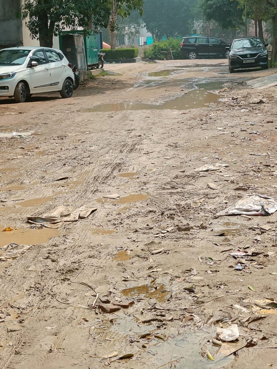 surendrao's tweet photo. @OfficialGNIDA मान्यवर,ग्रेटर नोएडा प्राधिकरण की एकमात्र फ्रीहोल्ड कॉलोनी Golf Link 1 मे सड़के बदहाल अवस्था मे है। ग्रेटर नोएडा प्राधिकरण के निर्देश अनुसार 400 से अधिक निवासियो ने One Time deposit राशि भी जमा करा दी है लेकिन 2 वर्ष बीत जाने के बाद भी अभी तक सड़क निमार्ण कार्य क्यो नही शुरू हुआ? https://t.co/pkSmBAyALo