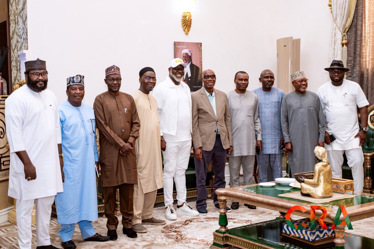 CRA_Advocacy's tweet photo. H.E. Rotimi Amaechi, joined by ADC Benue Gubernatorial Candidate Hon. Herman Hembe, former Minister for Niger Delta Affairs Pastor Usani Uguru Usani, former Minister for Environment Barr. Muhammed Abdullahi Hassan, and Senator Nurudeen Abatemi-Usman, during a courtesy visit to Senator Dino Melaye.