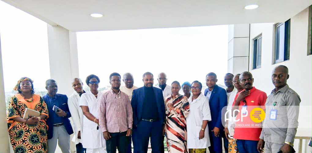 acprdcongo's tweet photo. #RDC: la vision de la Société Congolaise des Sciences Infirmières (#SOCSI) a été présentée au directeur du nursing (ou des soins infirmiers) du Centre hospitalier universitaire Renaissance (#CHUR), lors d'une réunion organisée à cet effet, lundi à Kinshasa, capitale de la République démocratique du Congo.

"Au cours de cette rencontre, les responsables de la SOCSI nous ont présenté la vision de cette société savante et son projet de société.Nous avons constaté une différence entre leur présentation et les réalités du terrain. La SOCSI apporte une motivation supplémentaire dans la pratique infirmière, car il existe un écart considérable entre la théorie enseignée à l'université et la pratique sur le terrain. C'est louable et encourageant de voir un groupe d'infirmiers réfléchir à la manière de réduire cet écart entre la théorie et la pratique", a déclaré Guy Diankeyila, directeur du nursing au CHUR.