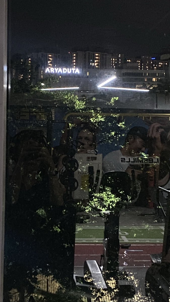 malasterlibat's tweet photo. Gambar 1: tahun lalu aku sering berlari di lapangan itu. Terakhir kali aku berlari disana, aku sedang memikul hati yang sedih.
Gambar 2: hari ini aku baru sadar, aku berlari di treadmill gedung yg tepat berseberangan dgn lapangan itu. Ironisnya, aku lagi2 memikul hati yg sedih. https://t.co/apob1Q1666