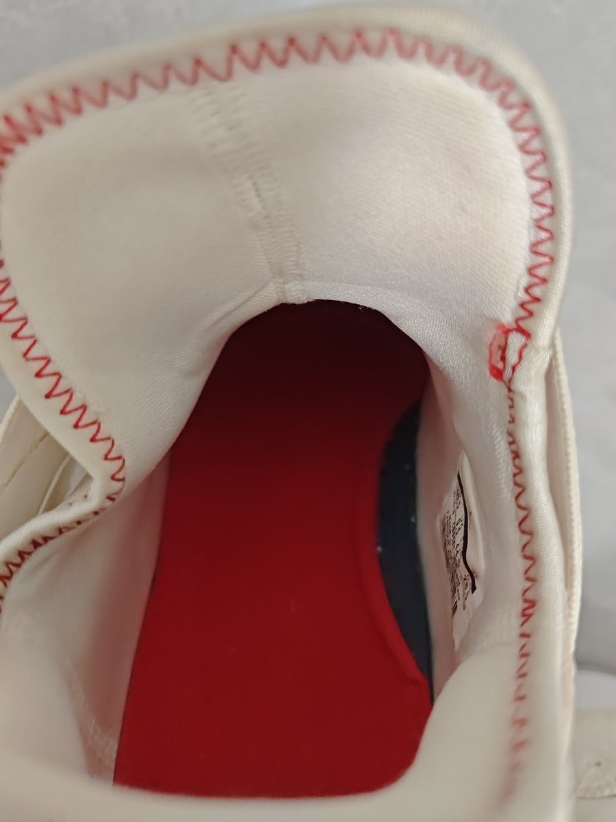 saodi528's tweet photo. 扫楼扫到一双44.5码的AJ33白水泥，看比较安全，赶紧拿回家享用后再给已婚直男送回去。#扫楼 #篮球鞋 #操鞋 #直男 #直男球鞋 #白袜 https://t.co/wne5NVhgoR