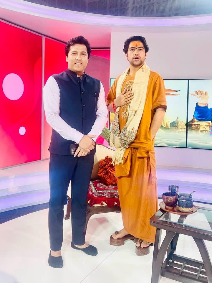 RealPradeepJha's tweet photo. जिंदगी में घमंड और अहंकार से दूर रहिए—अपने लिए भी, और दूसरों के लिए भी।
अहंकार कुछ समय के लिए ऊँचा दिखा सकता है, लेकिन अंततः इंसान को केवल पछतावा ही मिलता है।
विनम्रता ही सच्ची ताकत है, वही सम्मान और स्थायी सफलता का मार्ग है।
जय श्री राम। 🚩@bageshwardham @ashamishra https://t.co/32Cb71aUiM