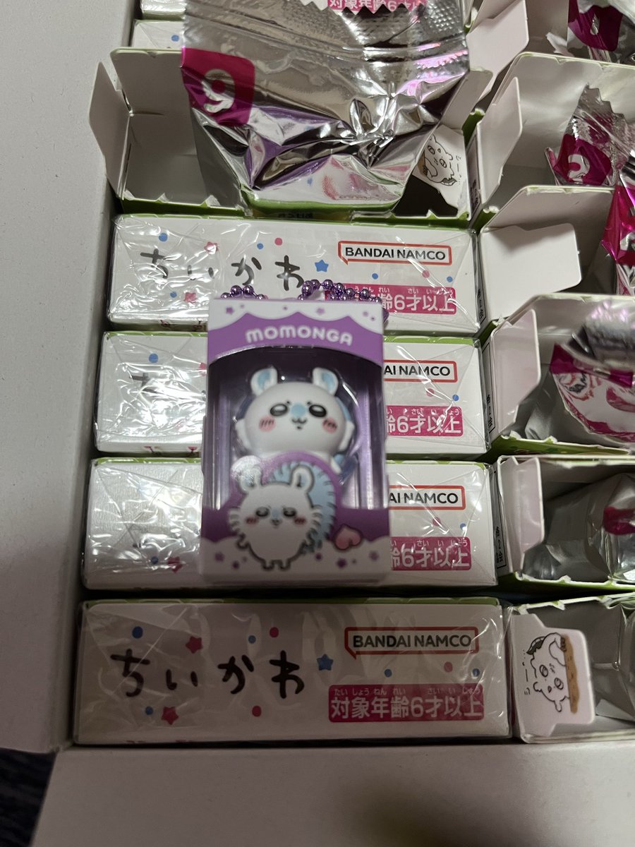 Be11chan's tweet photo. 入荷したばっかのタイミングで
ちいかわチョコBOX買えた...笑😭
これそのままつけるのは無理な可愛さ...
ダイソー容器必須。
とりあえず半列ちょい開封🫶
多分バーコード読み取り時に
順番変わった説🙋‍♀️笑

姉さんの優しさ
無駄にしてしまった😢ｺﾞﾒﾝﾅｻｲ
クロミちゃんいっぱい集める🙇‍♀️ https://t.co/2NLGhuHfOl