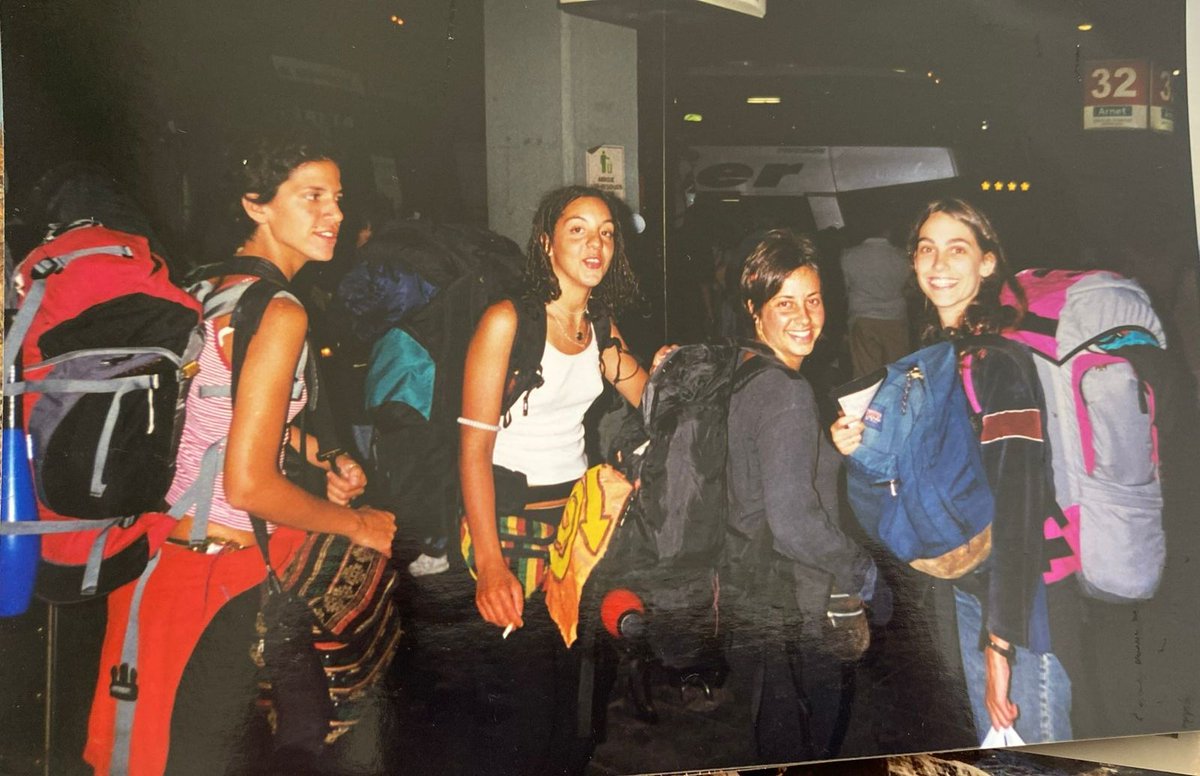 dani_viaja's tweet photo. 🎒Mi primer viaje de mochilera con amigas por Latinoamérica 💫
Corría el año 1999. Sin celular, con cámara analógica, viajando en ómnibus distancias de varios días. 
El Camino del Inca lo hicimos con esas mochilas y la carpa, aún no había tour obligatorio. Traté de usar la asistencia el viajero y  había que comunicarse a un 0800 interminable y te atendía una asistente en cualquier lugar del mundo. 
💌Mensajes a los padres cada tanto en cibercafés 
🤯Cuántas dificultades, pero cuánta libertad y diversión!