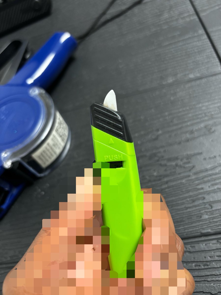 killkillkairo's tweet photo. lmfao is it a coincidence that my boss, a former behavior health specialist, gave me the only safety box cutter we own and everyone else has real razors? 😭 

dw girl, im not slicing on the clock https://t.co/WNuYLzcoeQ