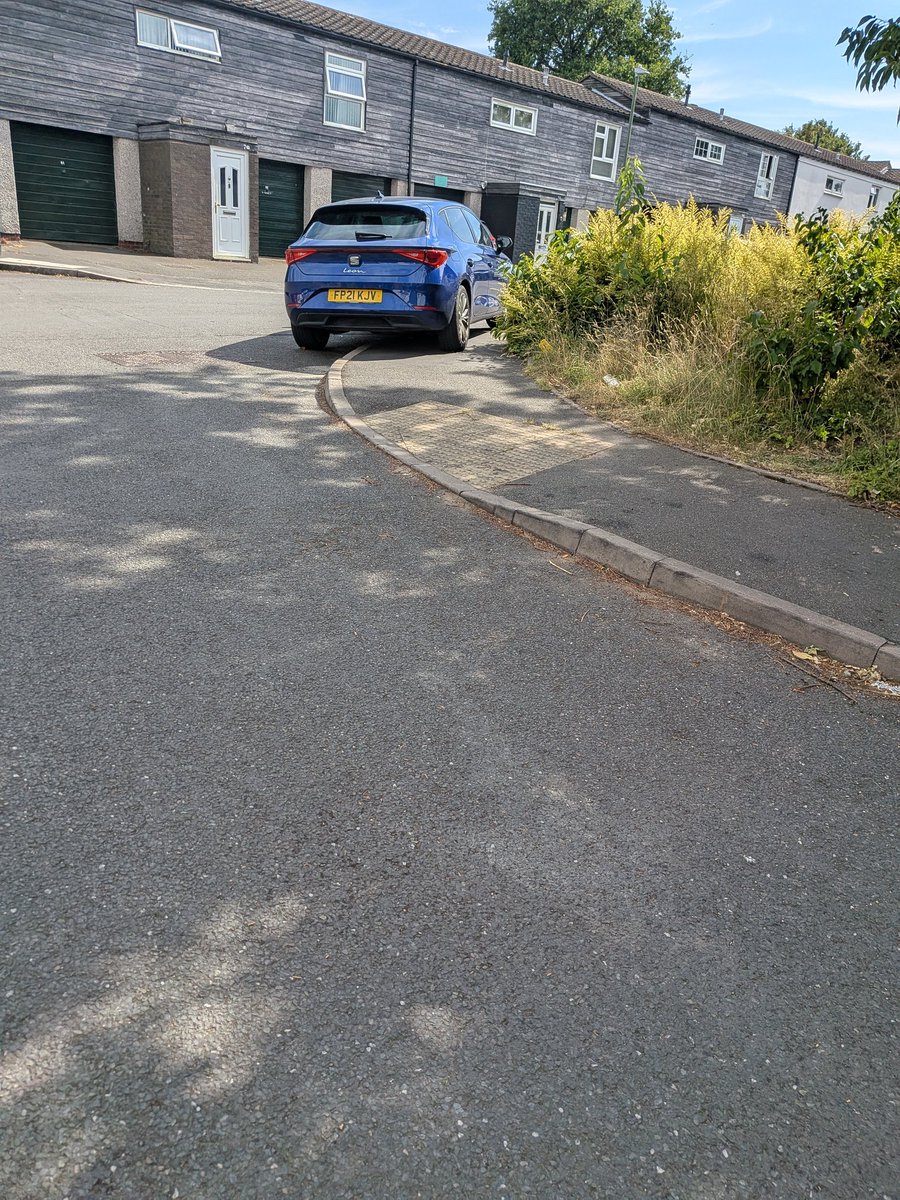 LauryJadee's tweet photo. The amount of times I have to walk in the road or cross over with my young son just to get out of our grove is ridiculous. There's no consideration just absolute selfish pricks. https://t.co/WKAWlxWrFb