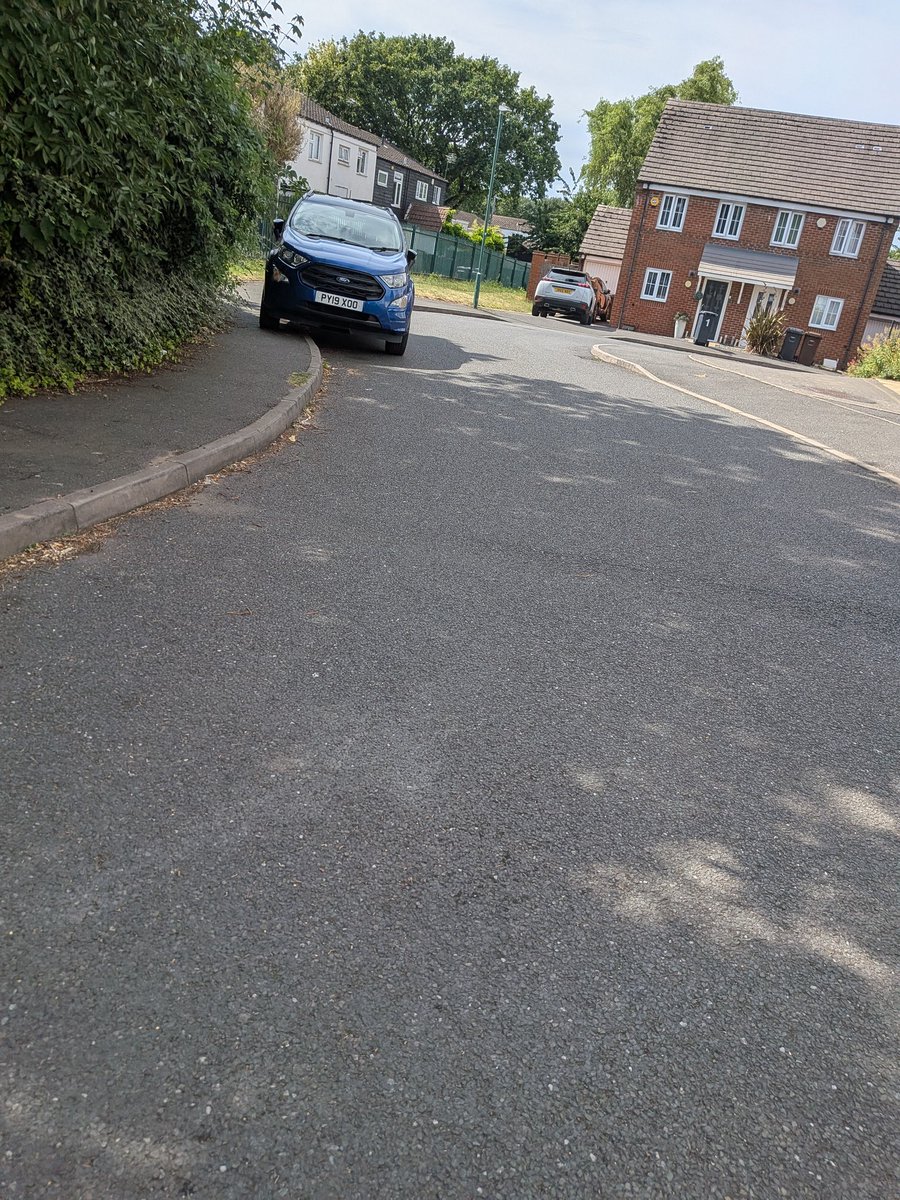 LauryJadee's tweet photo. The amount of times I have to walk in the road or cross over with my young son just to get out of our grove is ridiculous. There's no consideration just absolute selfish pricks. https://t.co/WKAWlxWrFb
