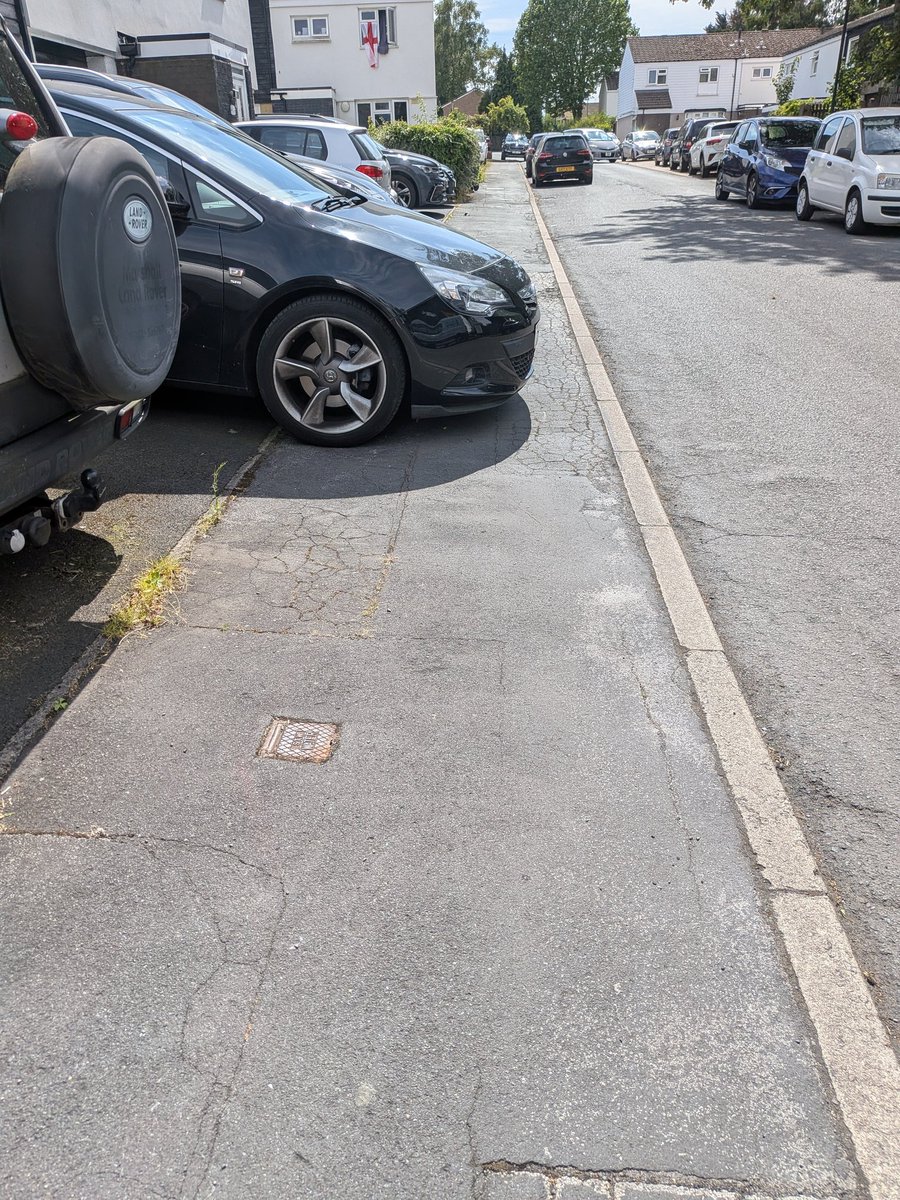 LauryJadee's tweet photo. The amount of times I have to walk in the road or cross over with my young son just to get out of our grove is ridiculous. There's no consideration just absolute selfish pricks. https://t.co/WKAWlxWrFb