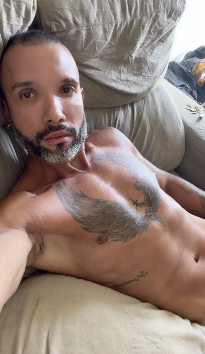 luiizzsillvaa's tweet photo. Bom dia 🤤🤤
#x #gay #gayboy #boy #carioca #emcasa https://t.co/zBLqkjpGxS