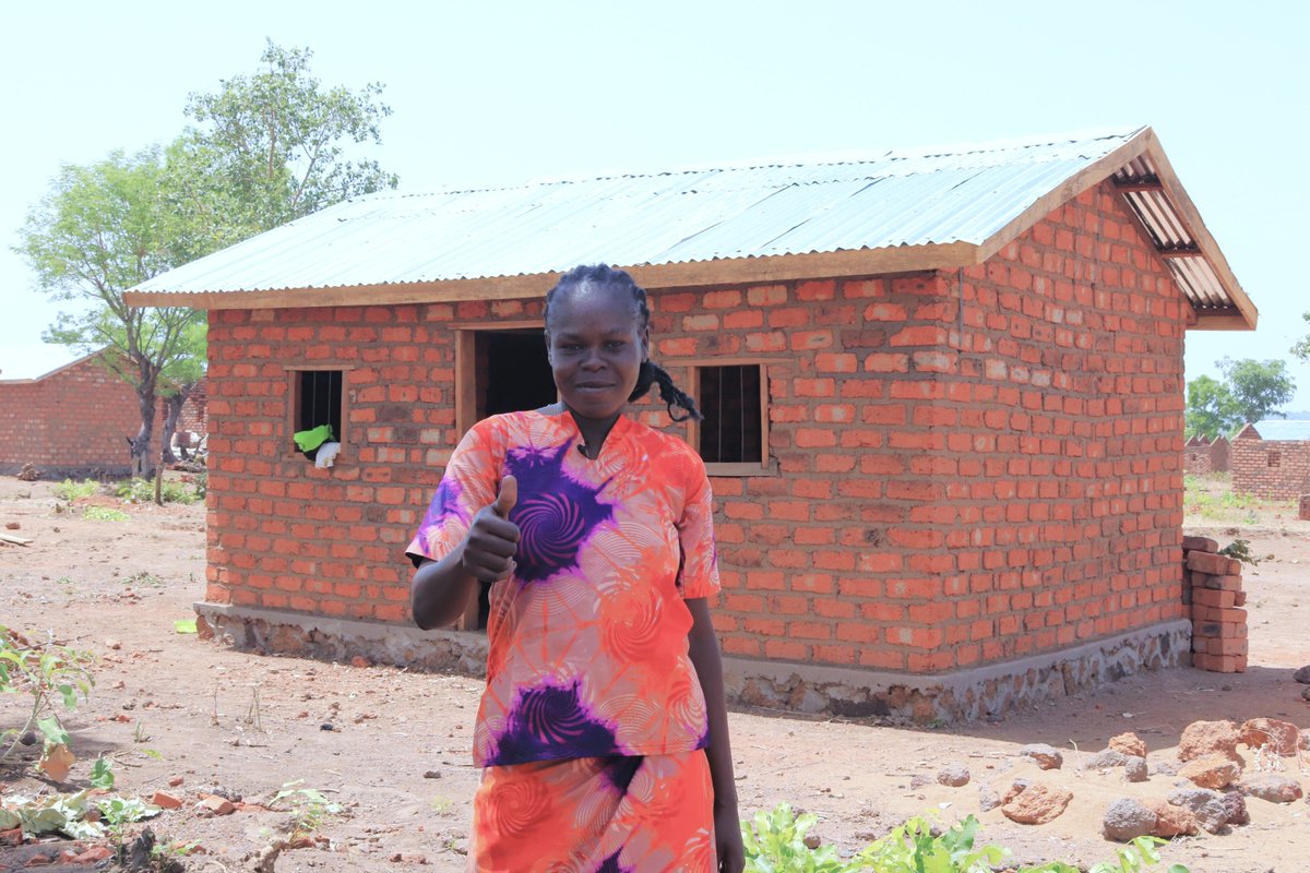 OIM_RCA's tweet photo. Reconstruire ne se limite pas à retrouver un toit.
À Bossangoa🇨🇫, 150 ménages déplacés accèdent à des logements, eau potable, latrines et à un appui pour développer des activités économiques, avec l’@OIM_RCA &amp; @SwissDevCoop.
Des vies qui changent, des perspectives qui reviennent. https://t.co/52WbISjRYc