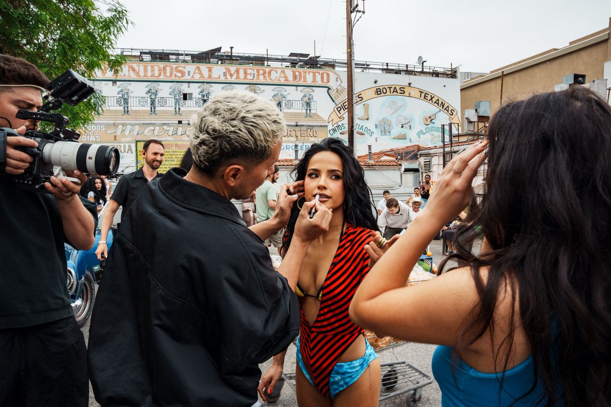 smugglersite's tweet photo. Behind the scenes on Olivia De Camps’ music video for Becky G’s “EPA.” 🔨🧊🔥

📷 Pedro Cariño

#SMUGGLER https://t.co/LmaBRqFwtS
