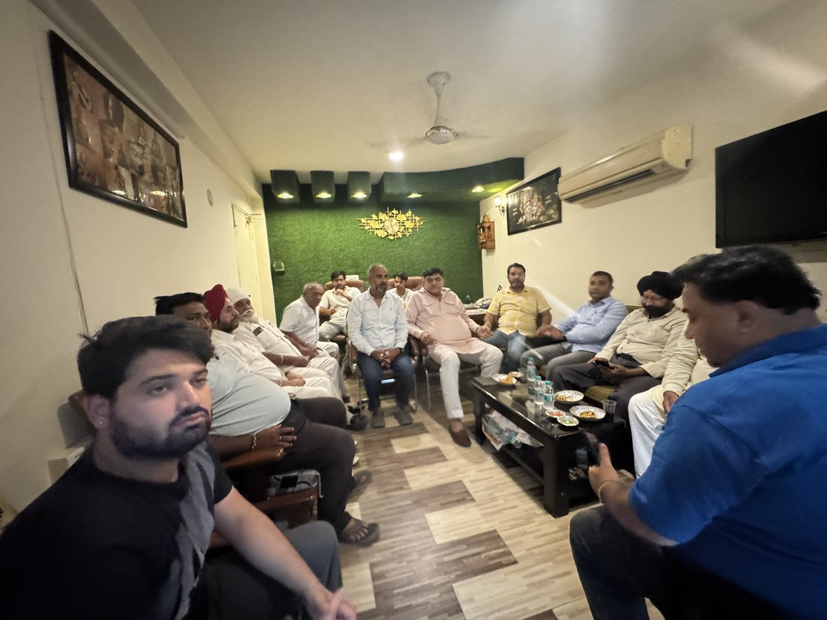 Ajayadavinc's tweet photo. शीर्षक: संगठन की मजबूती ही हमारी ताकत! आज राजनगर ब्लॉक में एक महत्वपूर्ण बैठक का आयोजन किया गया। इस बैठक में बिजवासन विधानसभा के नवनियुक्त प्रभारी भाई संजीव यादव जी का भव्य स्वागत और अभिनंदन किया गया। सभी साथियों का सफल बैठक के लिए आभार! 🤝#TeamWork #OrganizationFirst #Bijwasan https://t.co/oTBhl1eb7Q