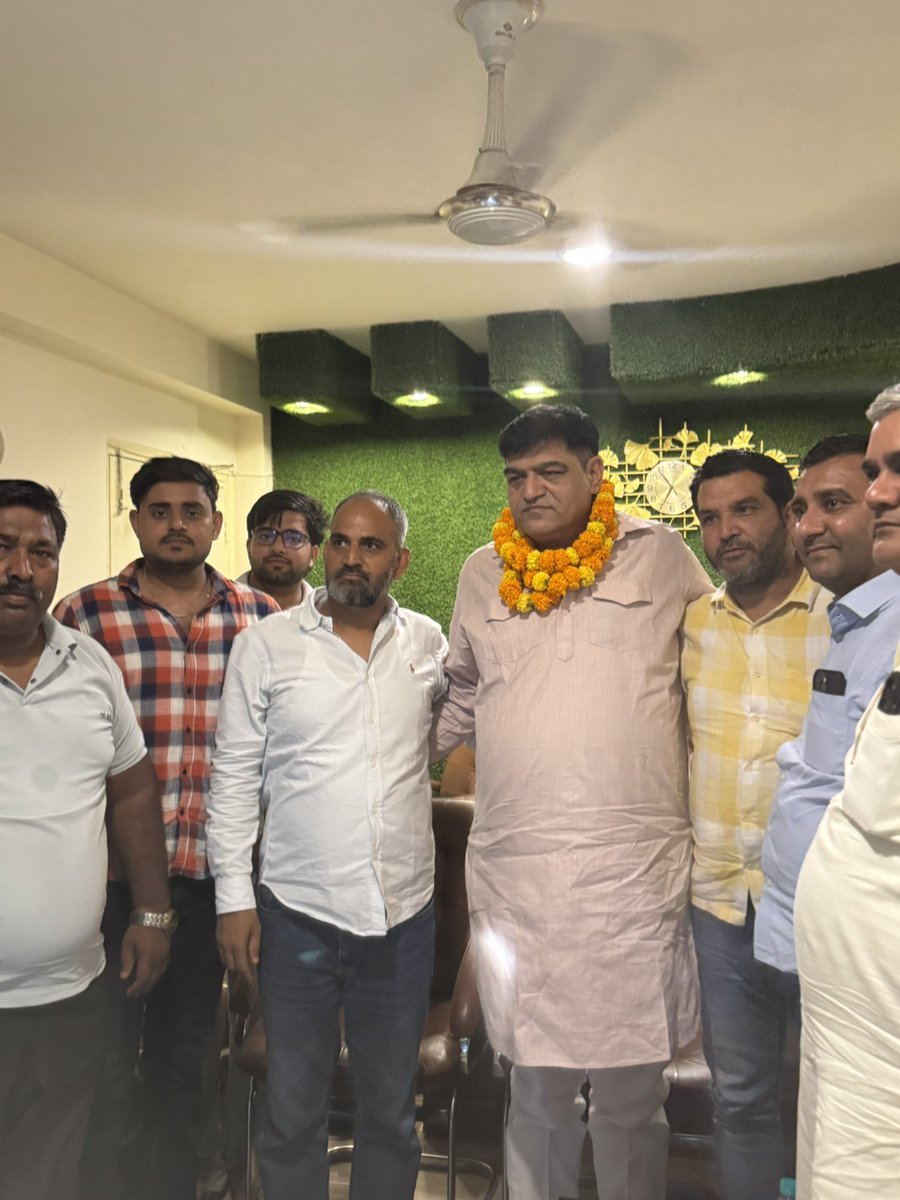 Ajayadavinc's tweet photo. शीर्षक: संगठन की मजबूती ही हमारी ताकत! आज राजनगर ब्लॉक में एक महत्वपूर्ण बैठक का आयोजन किया गया। इस बैठक में बिजवासन विधानसभा के नवनियुक्त प्रभारी भाई संजीव यादव जी का भव्य स्वागत और अभिनंदन किया गया। सभी साथियों का सफल बैठक के लिए आभार! 🤝#TeamWork #OrganizationFirst #Bijwasan https://t.co/oTBhl1eb7Q