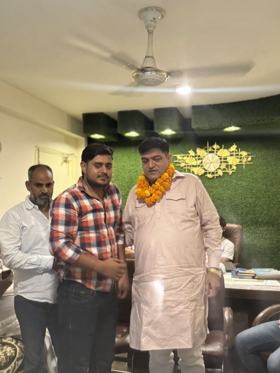 Ajayadavinc's tweet photo. शीर्षक: संगठन की मजबूती ही हमारी ताकत! आज राजनगर ब्लॉक में एक महत्वपूर्ण बैठक का आयोजन किया गया। इस बैठक में बिजवासन विधानसभा के नवनियुक्त प्रभारी भाई संजीव यादव जी का भव्य स्वागत और अभिनंदन किया गया। सभी साथियों का सफल बैठक के लिए आभार! 🤝#TeamWork #OrganizationFirst #Bijwasan https://t.co/oTBhl1eb7Q