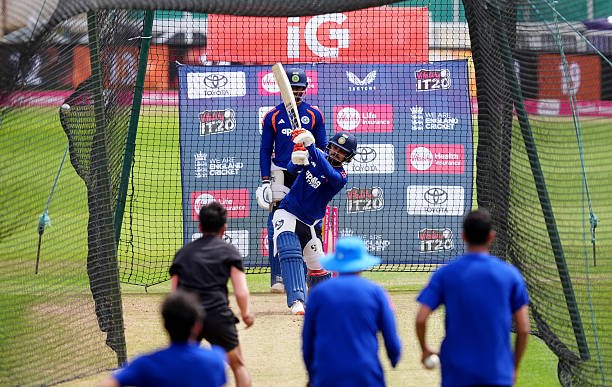 Ishanworld32's tweet photo. Ishan Kishan putting in the hard work during practice ahead of the 3rd match against England at Trent Bridge💙 https://t.co/ziAeTnZx0X
