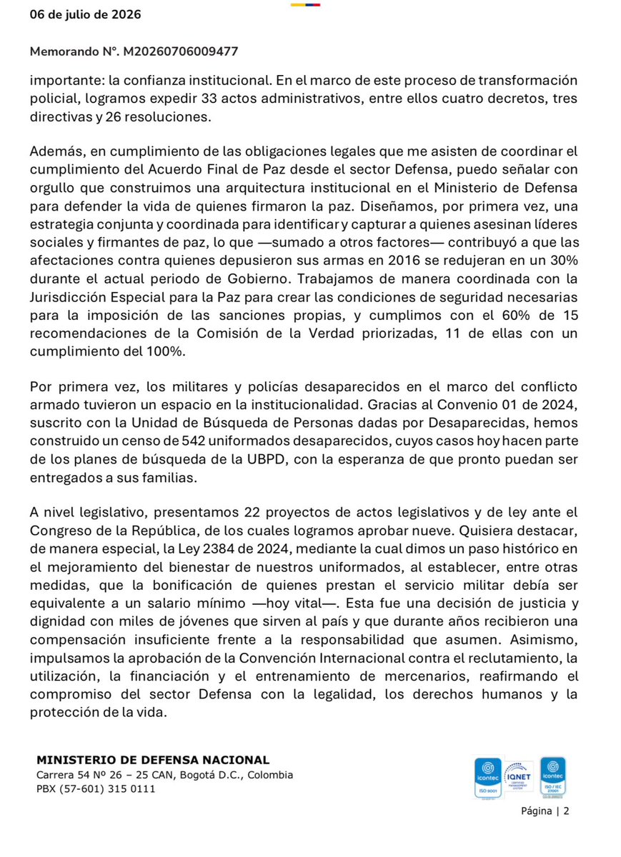 alexandraG_Z's tweet photo. Hoy presento mi renuncia irrevocable como Secretaria de Gabinete del @mindefensa, después de casi cuatro años de servicio al país.

Llegué el 9 de noviembre de 2022 gracias al mandato popular que eligió al presidente @petrogustavo y abrió el camino del primer Gobierno progresista de Colombia. Llegué con sueños, ideales y la convicción de trabajar por una seguridad para la vida, la dignidad y la paz.

Me voy con gratitud y orgullo por lo construido:

Transformamos el antiguo ESMAD en la Unidad de Diálogo y Mantenimiento del Orden, con una nueva doctrina, una nueva identidad y 33 actos administrativos expedidos.

Construimos una arquitectura institucional para proteger a firmantes de paz, líderes y lideresas sociales, y contribuimos a reducir en un 30% las afectaciones contra quienes dejaron las armas en 2016.

Avanzamos con la JEP en las condiciones de seguridad para las sanciones propias y cumplimos el 60% de las recomendaciones priorizadas de la Comisión de la Verdad.

Por primera vez, los militares y policías desaparecidos en el conflicto armado tuvieron un lugar en la institucionalidad: 542 uniformados desaparecidos hoy hacen parte de los planes de búsqueda de la UBPD.

Impulsamos 22 proyectos legislativos y logramos aprobar nueve, entre ellos la Ley 2384 de 2024, que dignificó el servicio militar al elevar la bonificación a un salario mínimo, que hoy es un salario vital. 

Gracias, ministro @PedroSanchezCol, por su liderazgo sereno, su escucha, su guía y su respaldo en los momentos difíciles.

Gracias, dr. @Ivan_Velasquez, por haber confiado este cargo a una defensora de derechos humanos formada en la educación pública. Por su sabiduría y compromiso ético con el país. 

Y gracias, presidente Gustavo Petro, por abrir este tiempo histórico en el que demostramos que la seguridad se debe construir desde la democracia, los derechos humanos, y buscando siempre proteger la vida.
