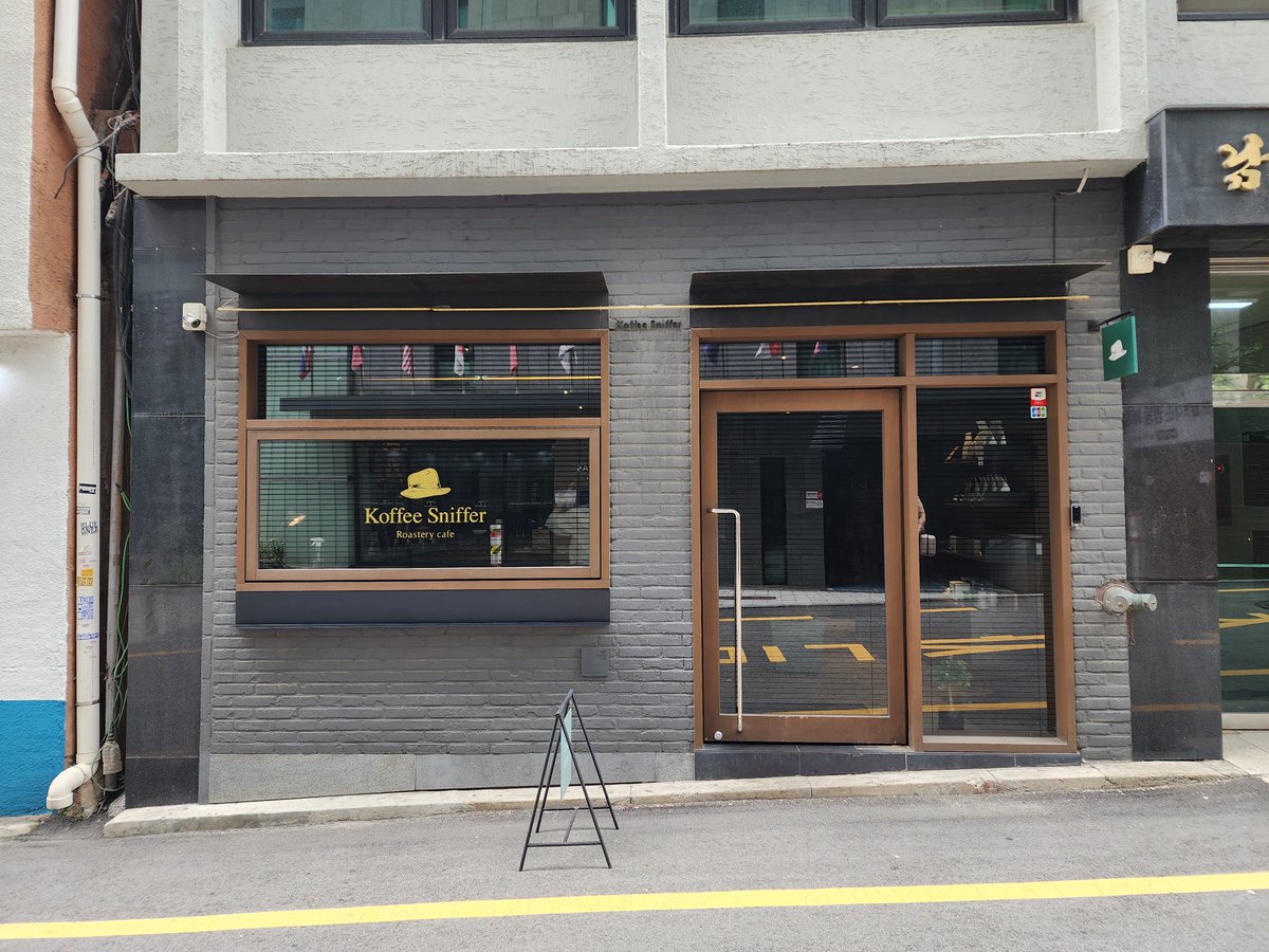 _chouchou_05's tweet photo. 📍커피 스니퍼

지난번 시청 공연 있을때 갈려다가 못갔는데 오늘 드디어 가봤다. 여기도 참 아담하고.. 그냥지나가면 카페인지도 모르는 외관ㅋㅋ 기가 막히게 잘 찾아~ https://t.co/ua67gLTgDC