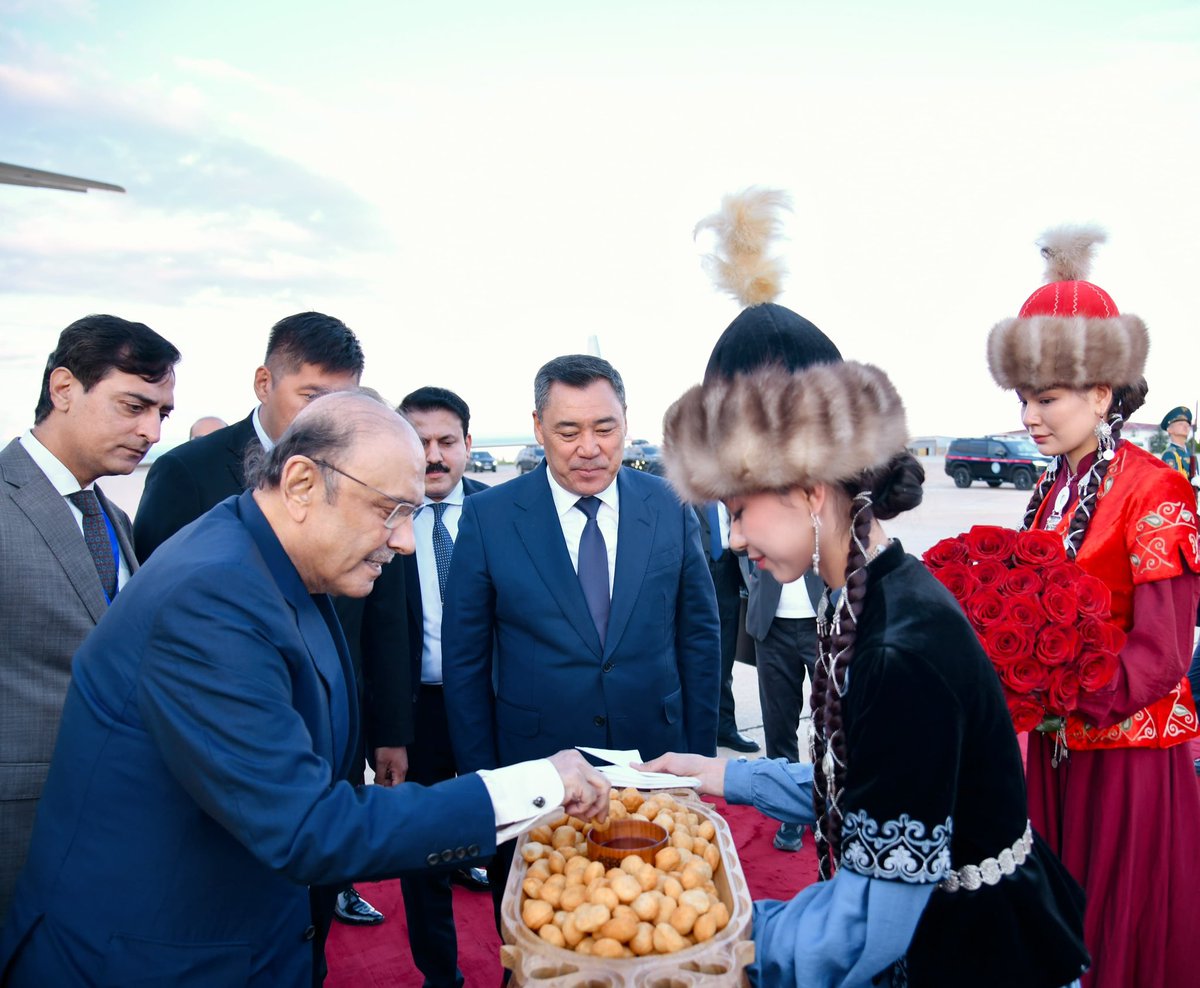 MediaCellPPP's tweet photo. President of Pakistan @AAliZardari is presented with traditional Kyrgyz boorsok and honey as part of the official welcome ceremony upon his arrival at Issyk-Kul International Airport, in the presence of President of the Kyrgyz Republic Sadyr Japarov. https://t.co/MdKfD1zfZv