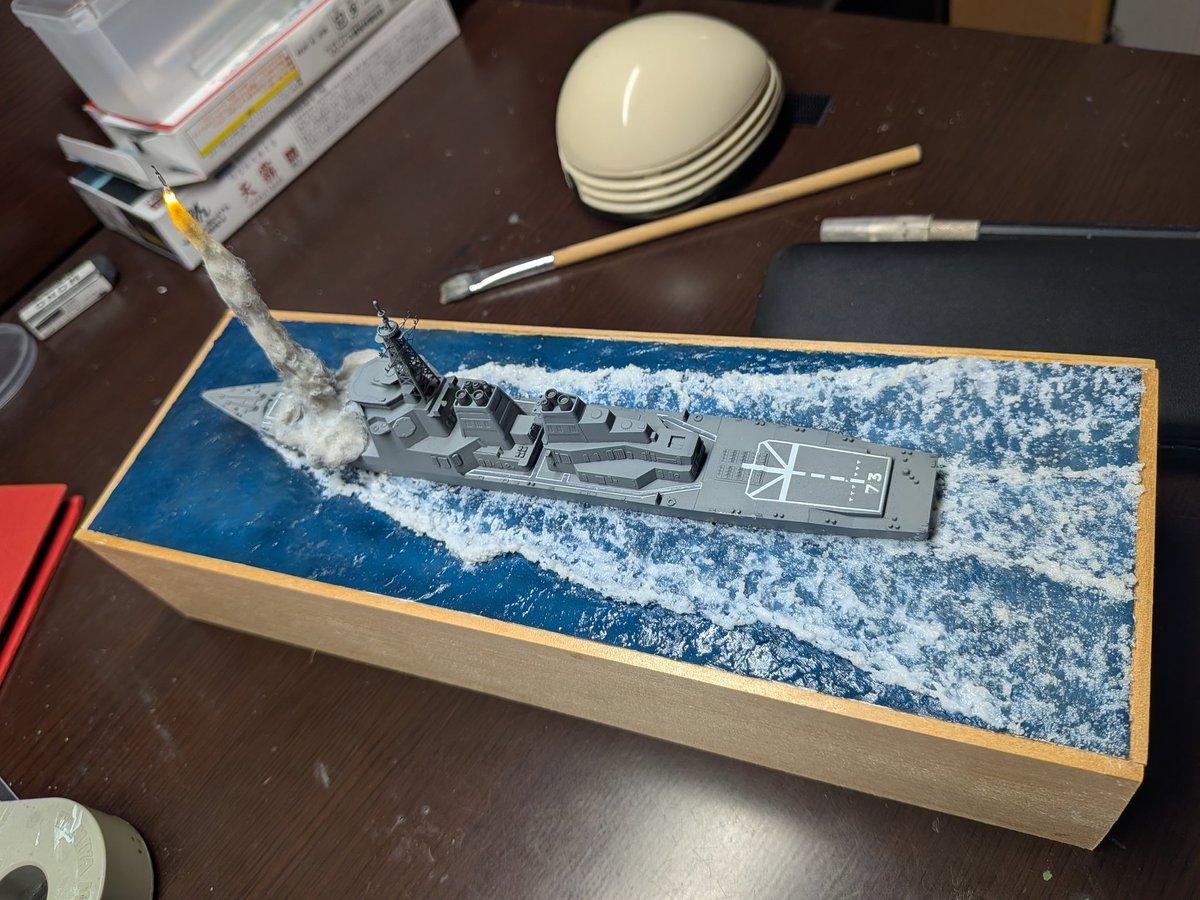 AB6cq's tweet photo. 護衛艦こんごう製作　海面を作りました。雰囲気重視でかなり速力が出てる感じに
#プラモデル https://t.co/IYONRiyLiT