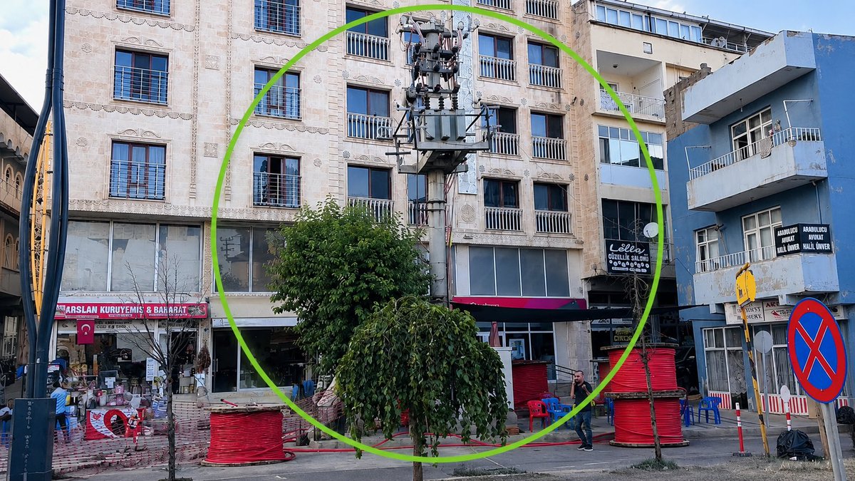 OmerliBelediye's tweet photo. Daha yaşanabilir bir Ömerli için enerji altyapımızı güçlendirmeye yönelik çalışmalarımız aralıksız devam ediyor. Bu kapsamda, zaman zaman enerji kesintilerine neden olan, çevre ve görüntü kirliliği oluşturan eski tip trafolar kaldırılarak
… https://t.co/IIspmPAoXn