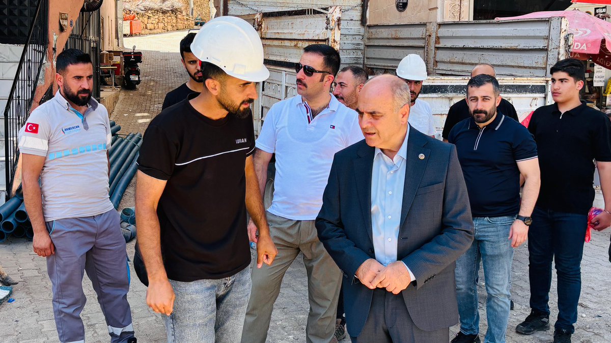 OmerliBelediye's tweet photo. Daha yaşanabilir bir Ömerli için enerji altyapımızı güçlendirmeye yönelik çalışmalarımız aralıksız devam ediyor. Bu kapsamda, zaman zaman enerji kesintilerine neden olan, çevre ve görüntü kirliliği oluşturan eski tip trafolar kaldırılarak
… https://t.co/IIspmPAoXn
