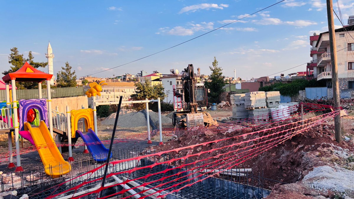 OmerliBelediye's tweet photo. ilçemizin çeşitli noktalarında yerlerine modern kök binalar kuruluyor. Hem enerji arz güvenliğini artırıyor hem de çevre ve görüntü kirliliğini ortadan kaldırıyoruz. Ömerli’mize hayırlı olsun.

#HüsamettinAltındağ
#ÖmerliBelediyesi
#HizmetBelediyesi https://t.co/vK8v3cp0cK