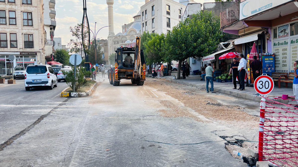 OmerliBelediye's tweet photo. ilçemizin çeşitli noktalarında yerlerine modern kök binalar kuruluyor. Hem enerji arz güvenliğini artırıyor hem de çevre ve görüntü kirliliğini ortadan kaldırıyoruz. Ömerli’mize hayırlı olsun.

#HüsamettinAltındağ
#ÖmerliBelediyesi
#HizmetBelediyesi https://t.co/vK8v3cp0cK