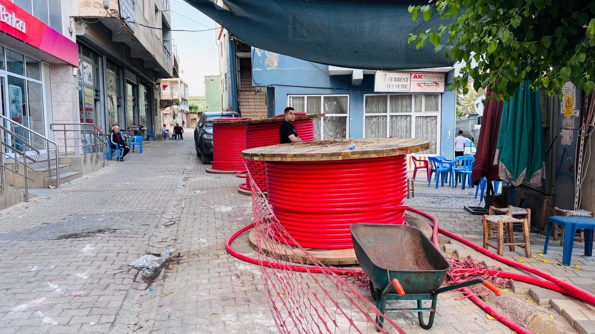 OmerliBelediye's tweet photo. ilçemizin çeşitli noktalarında yerlerine modern kök binalar kuruluyor. Hem enerji arz güvenliğini artırıyor hem de çevre ve görüntü kirliliğini ortadan kaldırıyoruz. Ömerli’mize hayırlı olsun.

#HüsamettinAltındağ
#ÖmerliBelediyesi
#HizmetBelediyesi https://t.co/vK8v3cp0cK