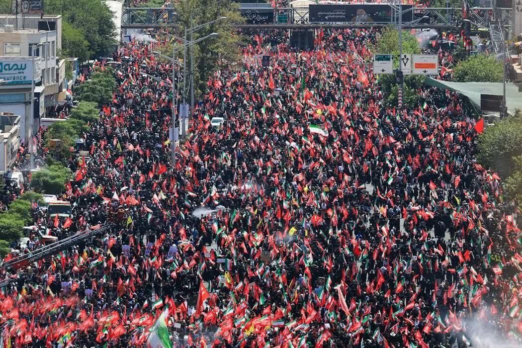 imirani5's tweet photo. تشییع سرخ

🔸 می‌خواستند مردم با پرچم‌های مشکی به خیابان بیایند، سوگواری کنند و به خانه‌هایشان بازگردند؛ اما بصیرت این مردم، سرخ‌ترین تشییع را رقم زد. 
#باید_برخاست https://t.co/D4TWKNDBgr