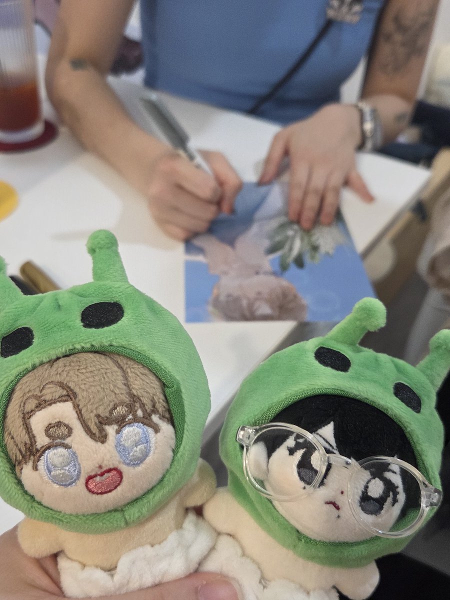 ggsggj_00's tweet photo. 선물을 너무 적게 가져가는 바람에 다 못 드린 게 제일 아쉬웠다는... ㅜㅜ  하라 곰이 줄 수 있는 게 싸인뿐이였다 ︵‿︵(´ ͡༎ຶ ͜ʖ ͡༎ຶ `)︵‿︵ 
아쉬워~~~ https://t.co/G9B87oXrkF