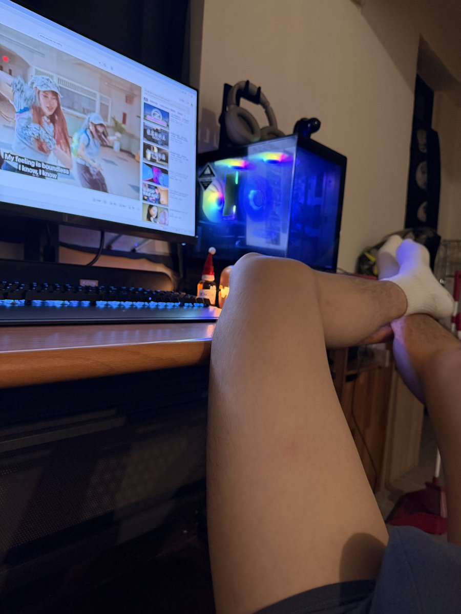 Kerwin20030705's tweet photo. 玩電腦還是我🥵 https://t.co/0w3fL0U7Nv