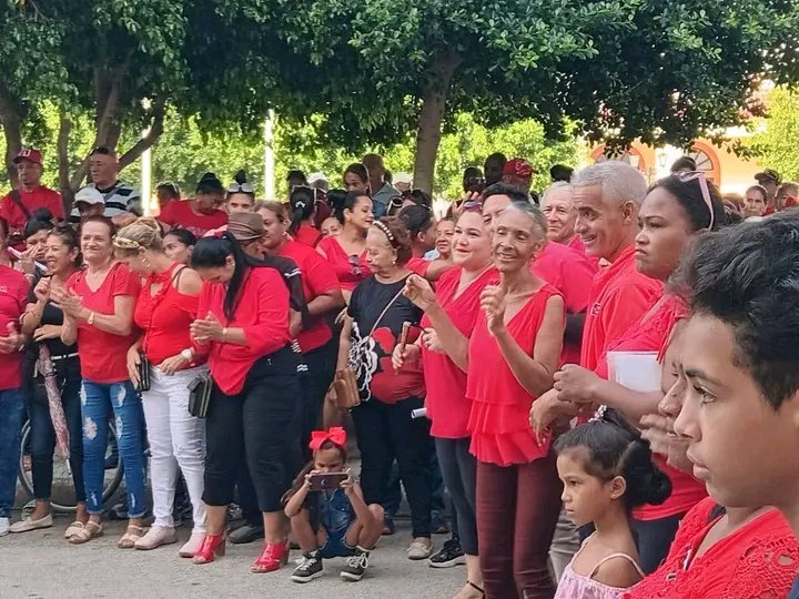 MariaCis20's tweet photo. En #Bayamo desde la Plaza de La Revolución, matutino especial en Saludo al aniversario de  los Asaltos a los Cuarteles Moncada y Carlos Manuel de Céspedes, Día de la rebeldía.
#MujeresEnRevolución 
#BayamoEn26
#MiMoncadaEsHoy https://t.co/jJeUlVHKb1