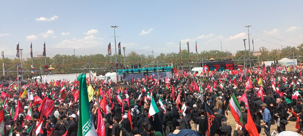 ysaamin1998's tweet photo. اینجا کربلای ایران است؛
سیل عاشقان به میدان آمده‌اند تا با بدرقه‌ای تاریخی، امامِ حسینی‌شان را تا بهشت رضوان همراهی کنند؛ وداعی که در حافظه تاریخ ماندگار خواهد شد. #حی_علی_العزا https://t.co/cnLzpIRsEf