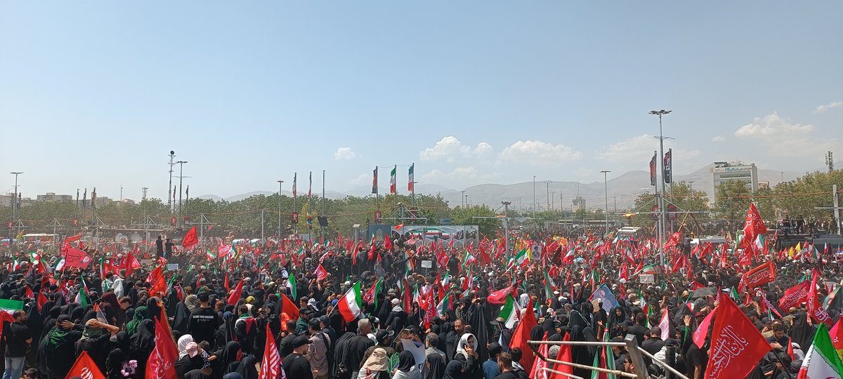ysaamin1998's tweet photo. اینجا کربلای ایران است؛
سیل عاشقان به میدان آمده‌اند تا با بدرقه‌ای تاریخی، امامِ حسینی‌شان را تا بهشت رضوان همراهی کنند؛ وداعی که در حافظه تاریخ ماندگار خواهد شد. #حی_علی_العزا https://t.co/cnLzpIRsEf