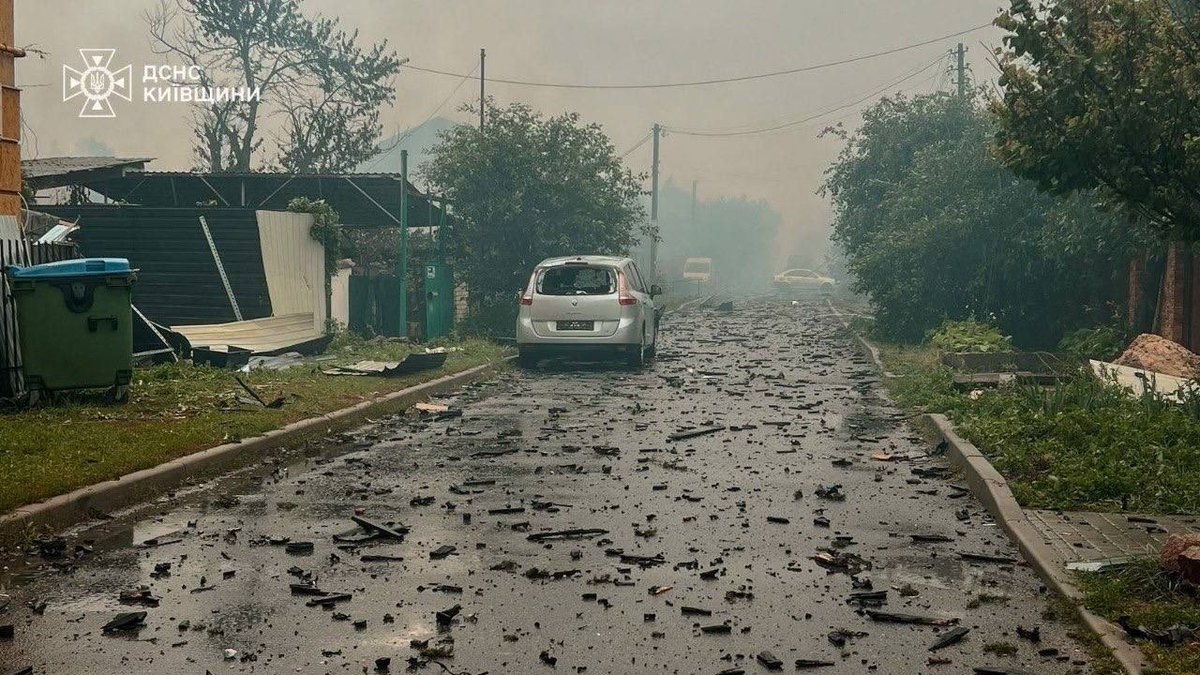 SlonBlaBla's tweet photo. ❗️It is absolute hell in Vyshneve: over 100 private houses have been destroyed, and this is not the final figure, says Interior Minister Klymenko.

The death toll in Vyshneve has risen to 6—there may be more victims, and the clearing of debris is ongoing. Unimaginable destruction...