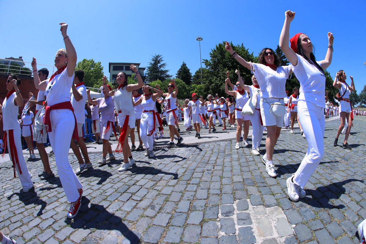 NoticiasNavarra's tweet photo. 📸 [GALERÍA DE IMÁGENES] Festival de danzas en la Plaza de los Fueros de Pamplona 
#SanFermín #SanFermín2026 #Sanfermines #Sanfermines2026 #danzas
https://t.co/nZ4h7ZZYhf https://t.co/YXSrOwhHGU