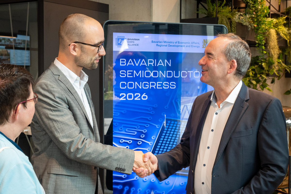 HubertAiwanger's tweet photo. Mikroelektronik - Nervensystem der Wirtschaft und Gesellschaft! Nichts läuft mehr ohne Mikrochips, vom IPhone über Auto bis zur modernen Küche, Klimaanlage etc. Forschung, Produktion und Einsatz gezielt voranbringen! Bereits vor 5 Jahren haben wir uns in Bayern auf Chipdesign spezialisiert und haben dadurch viel Kompetenz aufgebaut um Abhängigkeit von Asien zu reduzieren. Deutschland und EU müssen am Ball bleiben! (5. Halbleiterkongress in Bayern).