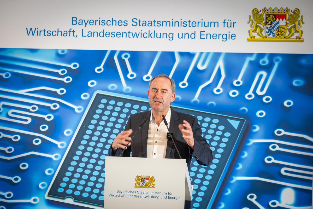 HubertAiwanger's tweet photo. Mikroelektronik - Nervensystem der Wirtschaft und Gesellschaft! Nichts läuft mehr ohne Mikrochips, vom IPhone über Auto bis zur modernen Küche, Klimaanlage etc. Forschung, Produktion und Einsatz gezielt voranbringen! Bereits vor 5 Jahren haben wir uns in Bayern auf Chipdesign spezialisiert und haben dadurch viel Kompetenz aufgebaut um Abhängigkeit von Asien zu reduzieren. Deutschland und EU müssen am Ball bleiben! (5. Halbleiterkongress in Bayern).