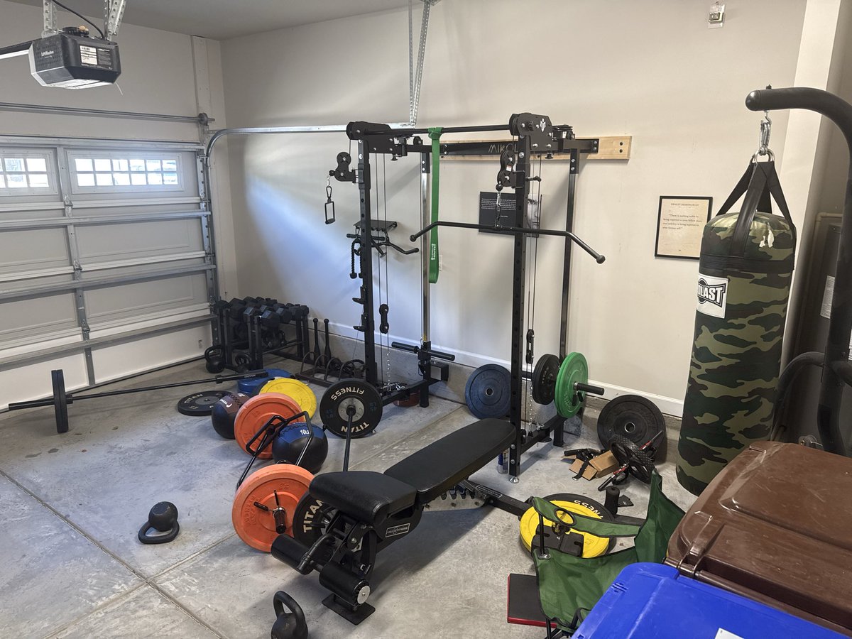 Fitzburg's tweet photo. @ScottSteiner Yo Freakzilla! Rate my home gym set up. https://t.co/ggWyK5UIT7