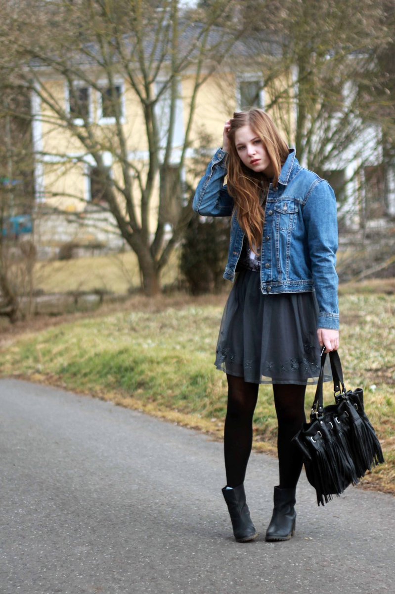 SeenotrettungE's tweet photo. #DianaZurLöwen #FashionBlog #Throwback #InfluencerFrüher https://t.co/hblBNTtfrj