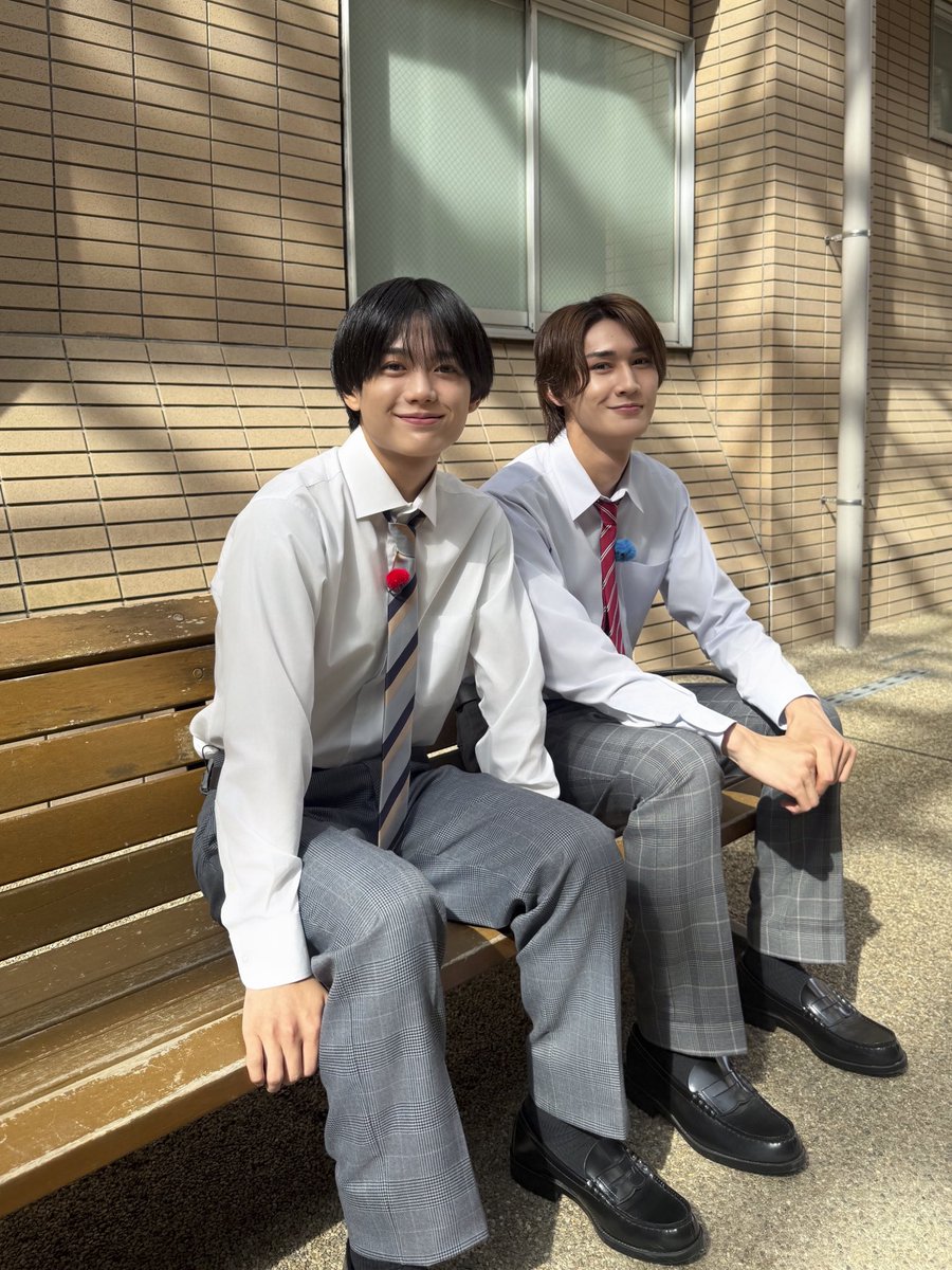 jr_official_X's tweet photo. 明日の朝06:00から放送の『 #ドデスカ！ 』
「 #AmBitious の #学校おじゃまシャス！ 」に
#真弓孟之 と #大内リオン が出演します🏫🫳🏻☀️

今週は…
" 新体操部で団体演技に挑戦 "🤸🏻💨

お楽しみに‼︎ https://t.co/4Moy7moyKb
