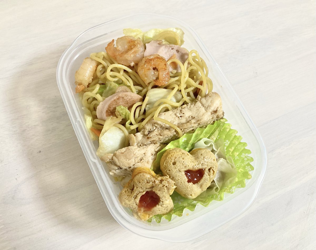 kaitoopera's tweet photo. ちゃんとした？お弁当作ってみました🍱
上海焼きそば、チキンステーキ、レンチン卵焼き、シュウマイです🦐🐓🥚
おかずだけだから入ると思ったけどお弁当箱に入りきらなかった…🥲
明日のお昼はこれと大きなおにぎり食べます(*•؎ •)🍙 https://t.co/PzEiuXvYh6