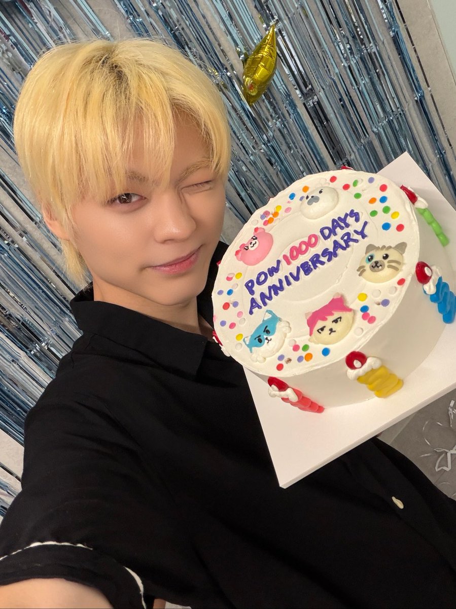 POW_grid's tweet photo. [#HONG]
파워에게 홍이가

우리 함께한 지 벌써 1000일이라는 시간이 흘렀다는 게 아직도 신기해요 시간이 정말 빠르다는 걸 다시 한번 느끼게 되는 것 같아요

1000일이라는 숫자는 그냥 숫자가 아니라
우리 함께 웃고 울고 추억을 만들며 걸어온 시간들이 모여 만들어진 소중한 기록인 것 같아요! 

늘 한결같이 곁을 지켜줘서 고맙구, 언제나 변함없이 응원해 줘서 고마구, 힘들 때도 함께 있어줘서 고마워요 그리고 기쁜 순간마다 더 크게 웃게 해줘서 진짜 진짜 진짜 고마워요
고맙다는 말 밖에 안나오넹..ㅎㅎ

파워 덕분에 평범했던 하루도 특별한 하루가 되었고, 사소한 순간들도 오래 기억에 남는 추억이 된 것 ���아요

무대 위에 있을 때도, 연습을 하고 있을 때도
노래를 부를 때도, 문득 힘이 들 때도
항상 가장 먼저 떠오르는 건 파워예요!

누군가에게 이렇게 큰 사랑을 받을 수 있다는 게 얼마나 행복한 일인지 파워를 만��고 나서 더 많이 알게 되었습니다

내가 웃을 수 있는 이유도, 계속 꿈을 향해 달릴 수 있는 이유도, 포기하지 않을 수 있는 이유도
그 시작에는 언제나 파워가 있었어..!

1000일 동안 정말 많은 일들이 있었어요
즐거웠던 날도 있었고, 아쉬웠던 날도 있었고
힘들었던 날도 있었지만

그 모든 시간을 함께 지나왔기에
지금의 우리가 더 소중한 것 같아요

가끔은 부족한 모습도 있었을 거예요
그래도 늘 따뜻하게 안아주고 기다려줘서 정말 감사합니다

앞으로의 1000일도! 2000일도! 5000일도
10000일도! 우리 함께 걸어가요

급하게 지나가는 시간이 아니라 천천히 오래오래 함께하는 시간이 되었으면
언제든 힘든 날에는 내 노래가 작은 위로가 되었으면 좋겠고
행복한 날에는 더 크게 웃을 수 있는 이유가 되었으면 좋겠어요

파워는 저에게 정말 소중한 존재예요

말로 다 표현하지 못할 만큼 고맙고
항상 미안할 만큼 사랑받고 있다는 걸 느끼고 있어요 정말 정말 항상 고맙구 
1000일 동안 함께해줘서 정말 고마워요
그리고 앞으로도 잘 부탁해용 파워 💕
#POW #파우 #홍