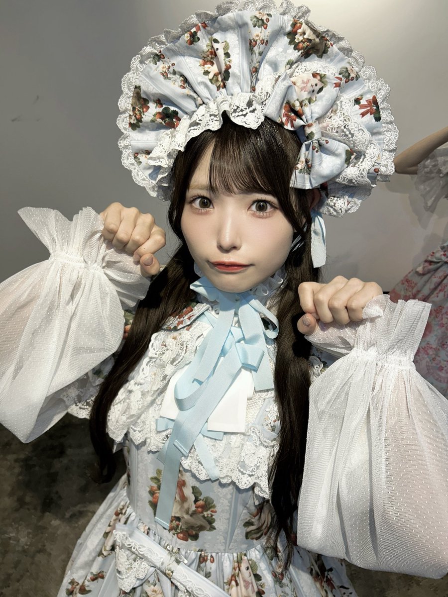 shiori_yukimi's tweet photo. #よーよーよー × Merveilleさんリリースイベントありがとうございました🫶🏻🎀✨️
#RoyalPrincessAlice さんの素敵なお衣装を着て今日みんなに会えて嬉しかったです🥹🩵🫧
こうして初めて雑誌に掲載させていただけて、イベントも開催させていただけて本当に幸せいっぱいでした😭😭👗💕
平日にも関わらず遊びに来てくれておめでとうもたくさんありがとう(;_;)💜💜
初めて目の前でサイン書けて夢叶ったよ~(⸝⸝› ‹⸝⸝)♡🪄︎︎
@Merveille_info さん♡
@R_P_Alice さん♡