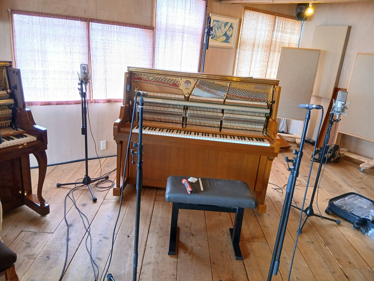 piano59460479's tweet photo. 今日は、大磯のスタジオ“SALO” へ、3度目の訪問!
こんなに立て続けに、録音で使ってもらえるとは思いませんでした。
今日は最後まで見学させて貰い、調律師のお仕事の一端を垣間見ることができました。
そして何もしていないのに、物凄く疲れた😅
#Studio_and_Library_OISO #manafukui_pf #JF_Hessen https://t.co/W9zRcm4LbY