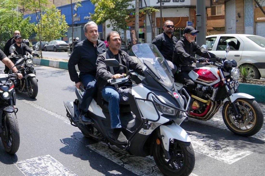 ShaykhSulaiman's tweet photo. IRAN FOREIGN MINISTER ABBAS ARAGHCHI COMING TO THE FUNERAL ON A MOTORBIKE https://t.co/pqdyHm43hr